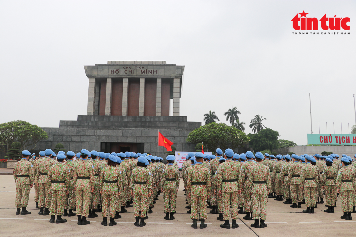Vietnamese UN peacekeeping officers pay homage to President Ho Chi Minh